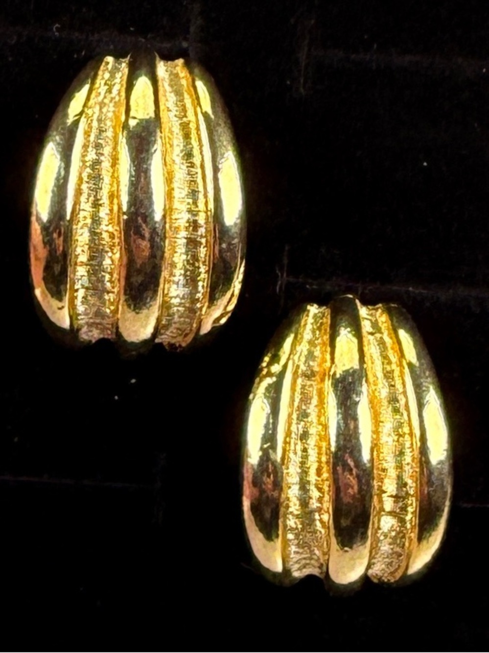 Gorgeous, goldtone, vintage clip on weighted earrings